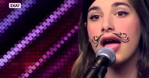 Ακραία τηλεοπτική στιγμή Η παίκτρια του X Factor έδειξε live τον κώλο της Hot News