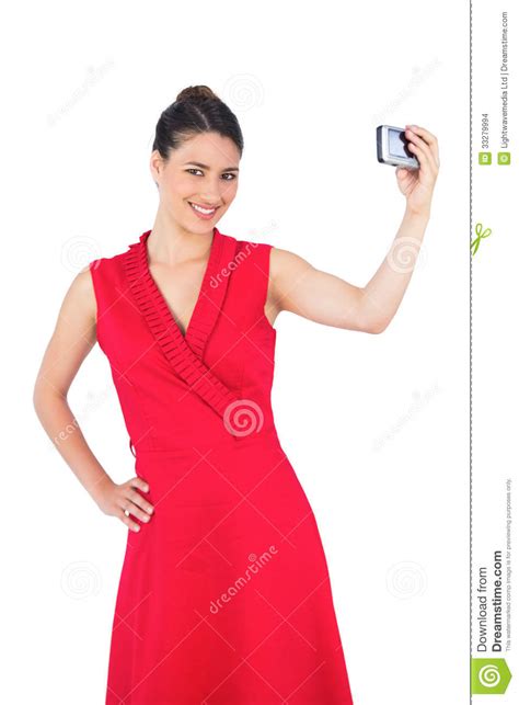 Morenita Elegante Feliz En El Vestido Rojo Que Toma La Imagen Foto De