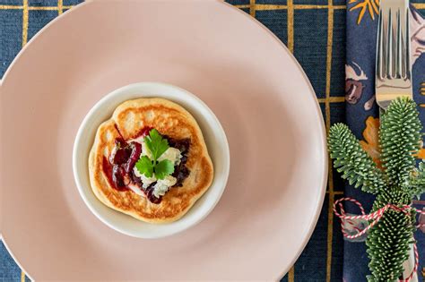 Blini Met Compote Van Rode Ui Biet En Gorgonzola Francesca Kookt