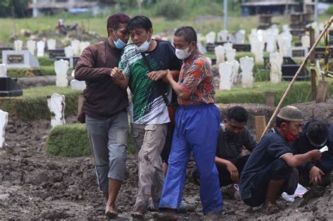 Foto Isak Tangis Pecah Di Pemakaman Covid Surabaya