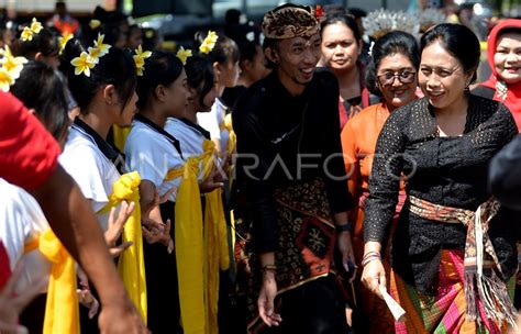 Perayaan Hari Tari Sedunia Di Denpasar Antara Foto