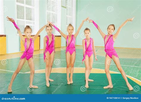 Mädchen Die Rhythmische Gymnastik In Der Sporthalle Tun Stockfoto Bild Von Tanz Akrobatisch