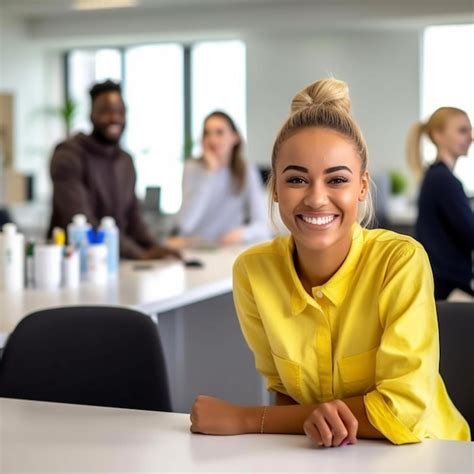 Una Mujer Sonriente Se Sienta En Una Mesa Con Otras Personas En El