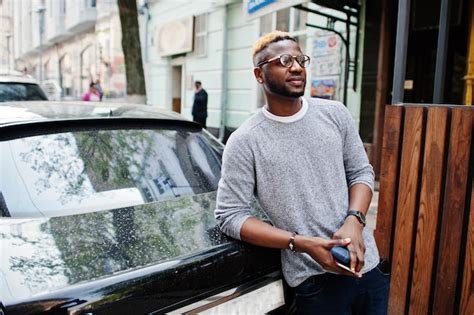 Gar On Afro Am Ricain L Gant Sur Pull Gris Et Lunettes Pos Es Dans La