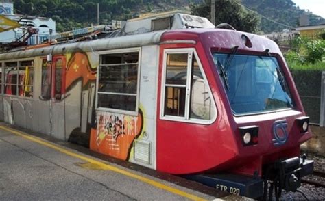 Incendio In Circumvesuviana Treni Bloccati Sulla Linea Napoli Sorrento