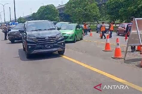 Petugas Terapkan Contraflow Di Km Jalan Tol Jakarta Cikampek