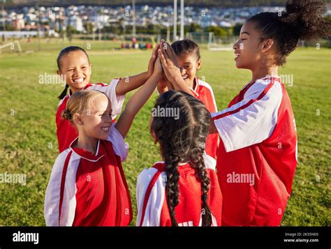 Les Enfants L Quipe De Football Des Filles Et Les Cinq Hauts Pour La