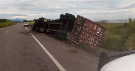 Por presunto exceso de velocidad vuelca tráiler en la Siglo 21