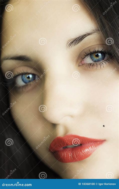 Jeune Belle Femme De Brunette Photo Stock Image Du Verticale Bleu