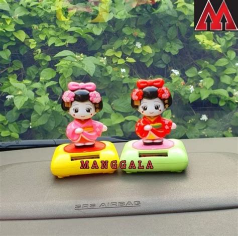 Boneka Pajangan Hiasan Kue Bobble Head Goyang Solar Dashboard Mobil