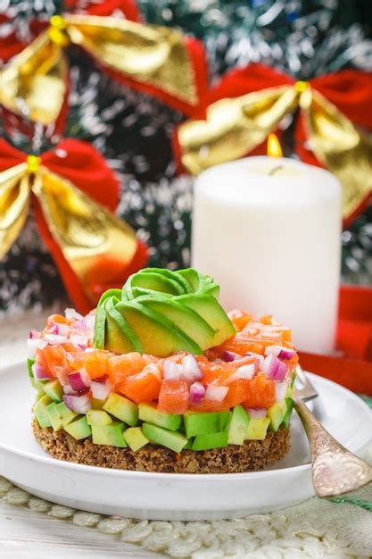 Tartar de salmón trucha con aguacate y cebolla roja sobre pan de