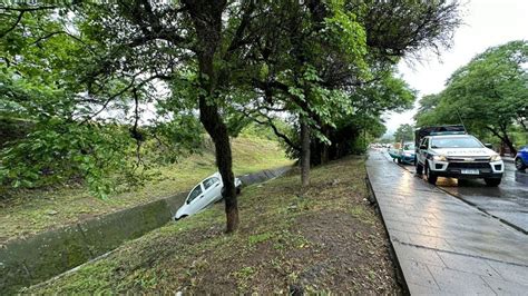 San Salvador de Jujuy un auto cayó a un canal