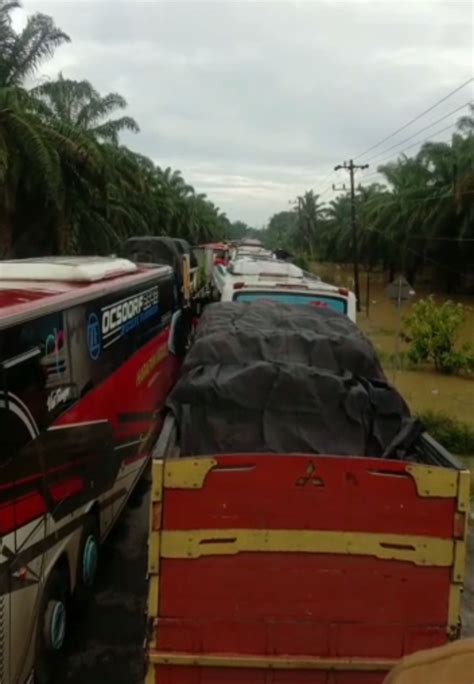 Banjir Di Aceh Tamiang Jalan Medan Banda Aceh Lumpuh Total Kendaraan