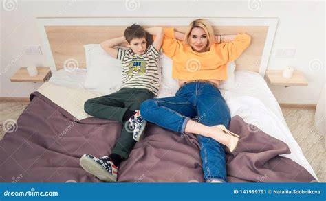 Madre Con El Hijo En Cama Madre E Hijo Que Se Divierten Imagen De