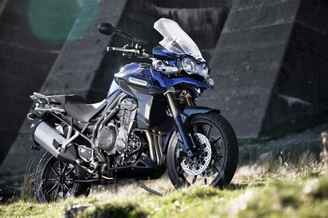 Triumph Tiger 1200 Explorer vs BMW R1200GS - BikersCurve