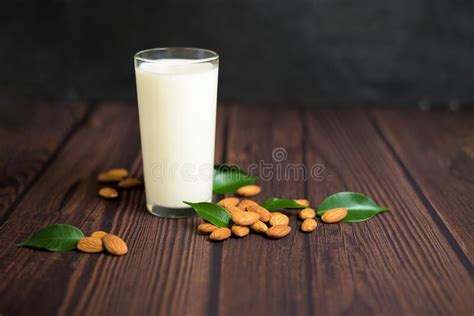 Leche De Almendra En Un Vaso Sobre Un Fondo De Madera Cierre De