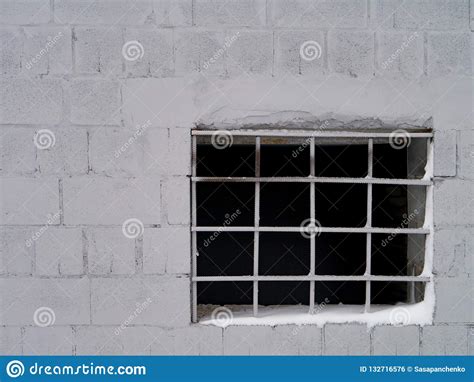 Ventana Vieja Con Las Barras En Una Pared Congelada Nevosa Foto De