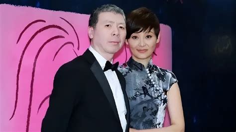 冯小刚被爆已定居美国，与妻子会友心情愉悦，养女徐朵也罕见出镜徐帆冯小刚徐朵新浪新闻