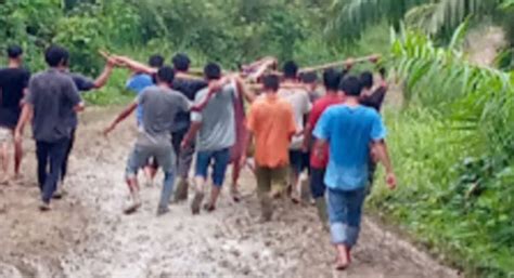 Miris Warga Aceh Timur Pakai Tandu Darurat Bawa Jenazah Akibat Jalan Rusak