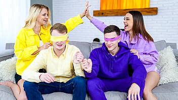 Demi S Urs Aux Yeux Band S Et Bais Es Par Les Demi Fr Res De L Autre Swapsister Xvideos