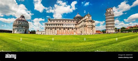 Vista panorámica de primavera de la famosa Torre Inclinada en Pisa