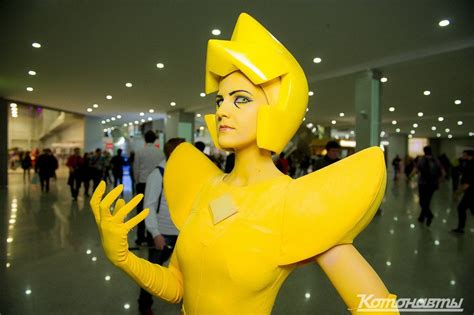 Yellow Diamond cosplay from Russia's Comic Con - awesome! : r/stevenuniverse