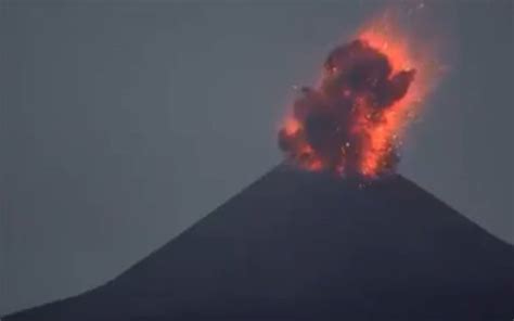 Vulcão Krakatoa na Indonésia entra em erupção após forte explosão