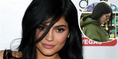 Kylie Jenner Es Captada Presumiendo Su Embarazo