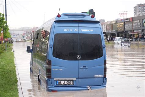 Suyla dolan araçların içini pet şişelerle boşaltmaya çalıştılar