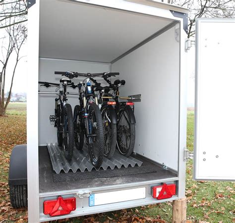 Besitzen Der Anfang Pence Fahrrad Im Anh Nger Transportieren Ofen