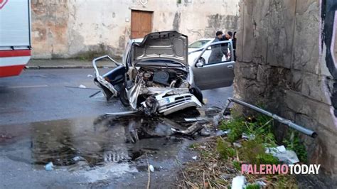 Incidente In Viale Del Fante Auto Si Schianta Contro Un Muro Morta