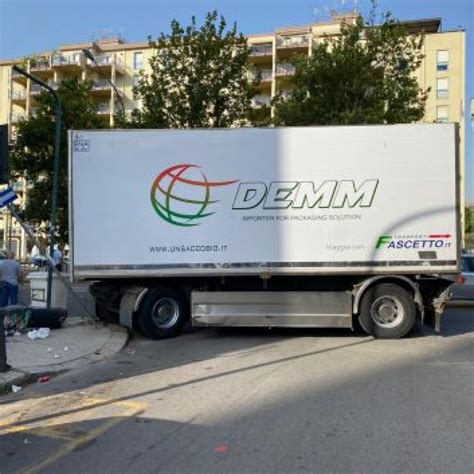 Palermo Tragedia Sfiorata In Viale Strasburgo Tir Perde Il Rimorchio