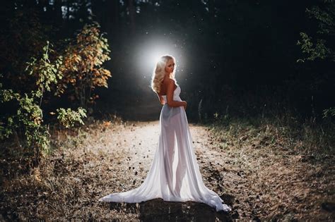 Mujer Vestida De Blanco En La Noche Foto Premium