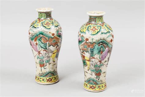 51BidLive début XXe siècle Paire de vases balustres en céramique