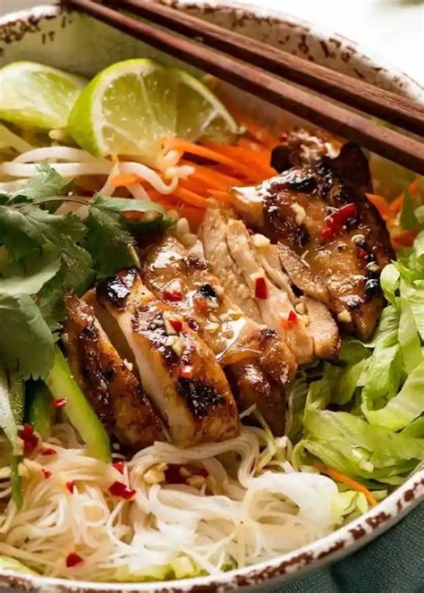 Nouilles Vietnamiennes Au Poulet à La Citronnelle Recette De Cuisine