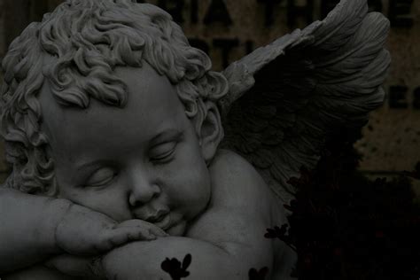 Beautiful Angel Statues - Photos - The Graphics Fairy