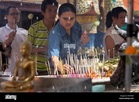 Worship At A Buddhist Temple Thailand Stock Photo Alamy