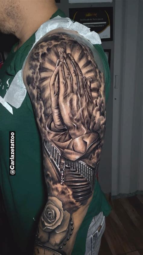 Carlazetattoo tatuagem mão religiosa e escada no braço masculino siga