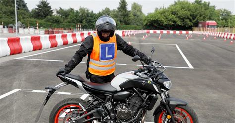 Kto może jeździć motocyklem 125 cm3 Prawo jazdy kategorii B to za mało