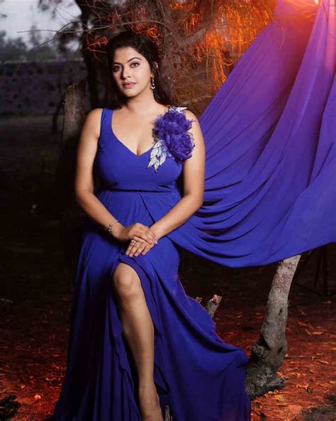 Tamil Tv Actress Rachitha Mahalakshmi Hot Photoshoot In Blue Sleeveless