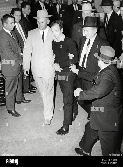 Lee Harvey Oswald filmada por Jack Ruby como Oswald está siendo movido