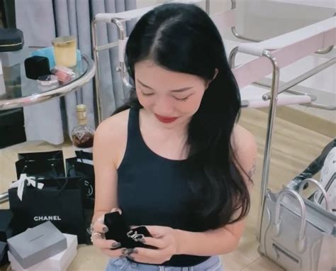 Vì sao các hot streamer Việt rớt nước mắt trên sóng livestream