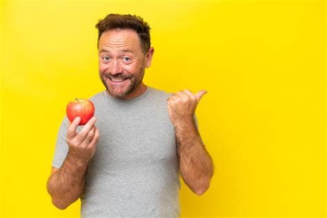 Hombre Cauc Sico De Mediana Edad Con Una Manzana Aislada De Fondo