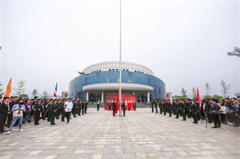 学校举行“向国旗敬礼，青春致敬祖国”国庆升旗仪式 江西应用科技学院