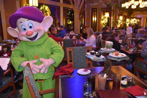 Review Storybook Dining At Artist Point With Snow White Character Meal