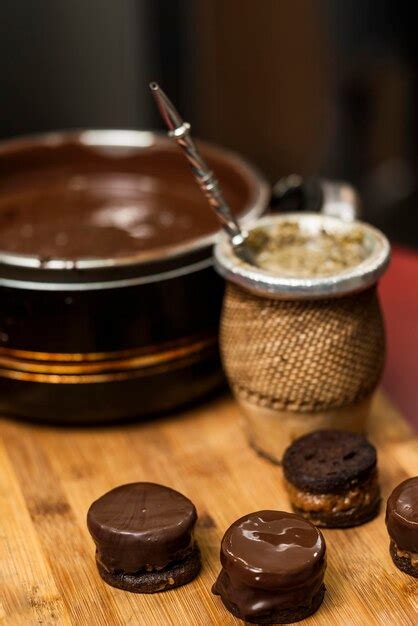 Alfajores Argentinos Caseros Ba Ados En Chocolate Sobre Una Tabla De