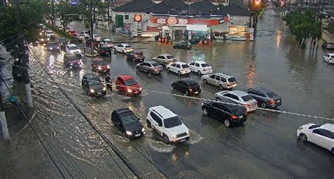 Chuva Forte Provoca Pontos De Alagamentos Em Niter I