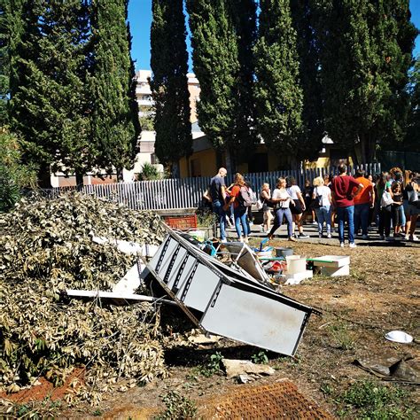 Pomezia Lo Zozzone Scarica I Rifiuti Davanti Alla Scuola Le