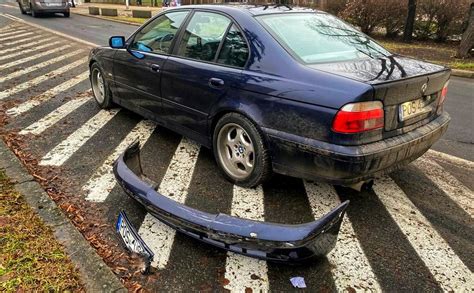 Kierowca BMW wyrwał się na Rondzie Bankowym i wyeliminował drugie auto