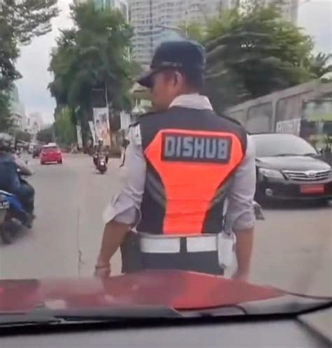 Cekcok Dengan Pengendara Petugas Dishub DKI Jakarta Nemplok Di Kap